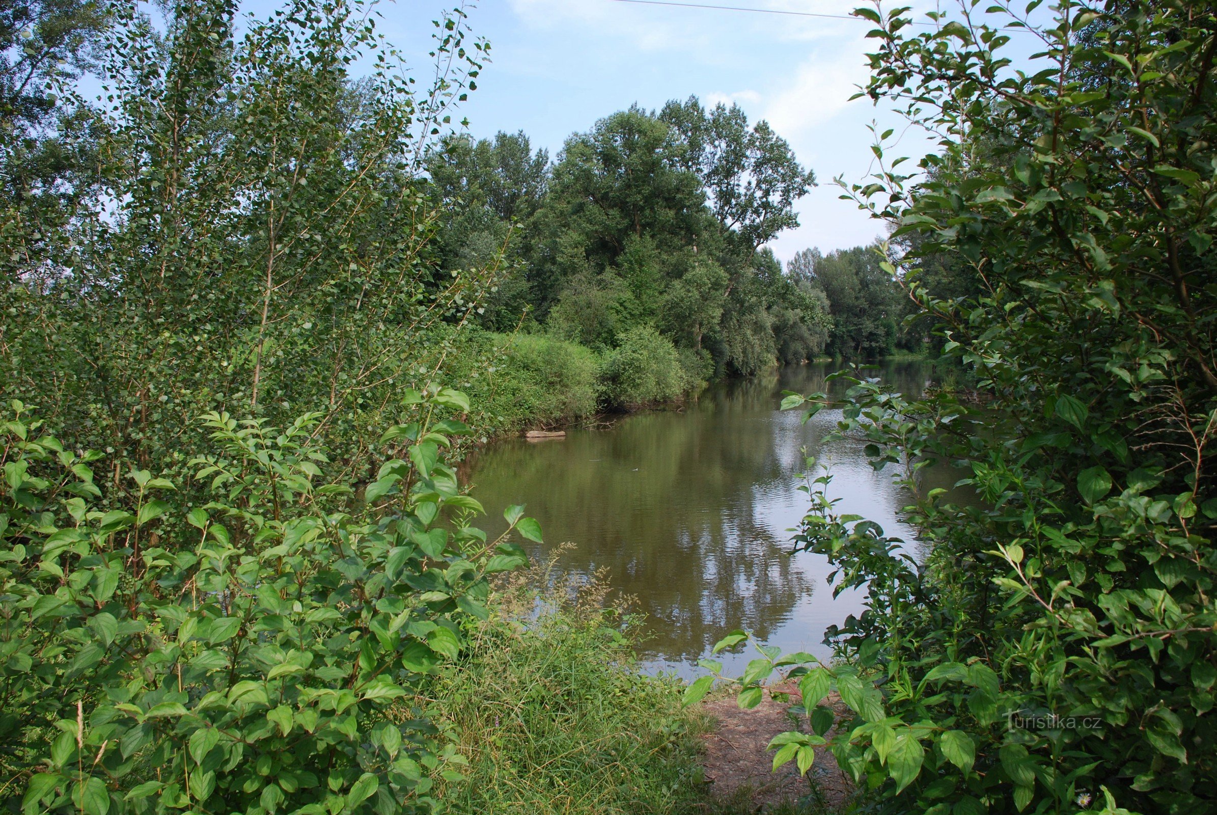 Der blinde Arm der Oder unterhalb des Avion-Einkaufsparks in Ostrava