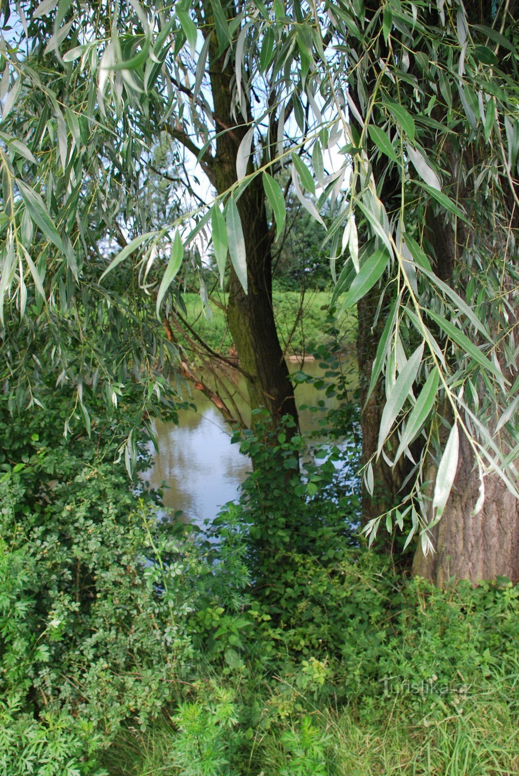 Der blinde Arm der Oder unterhalb des Avion-Einkaufsparks in Ostrava