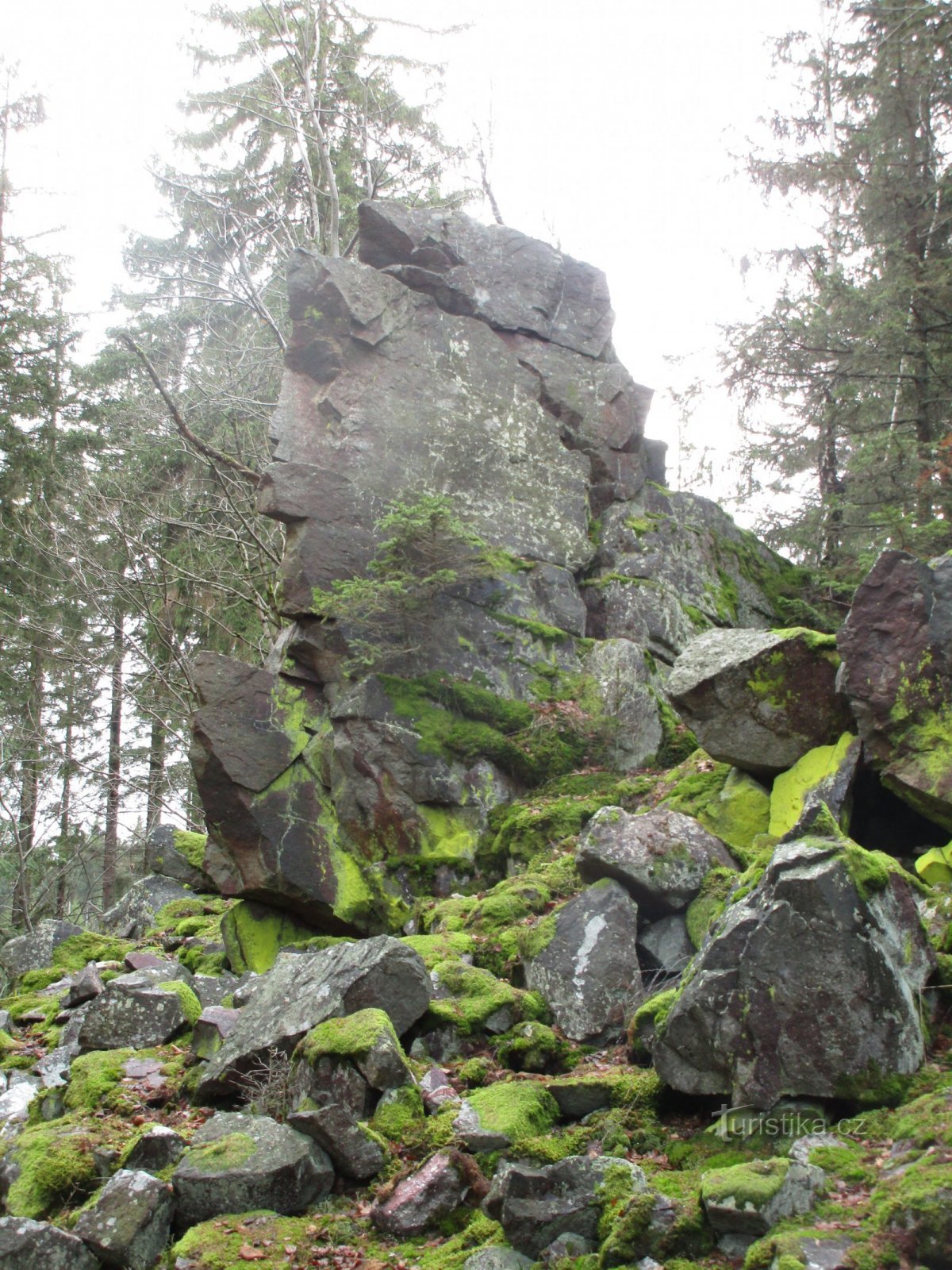 una aguja de conglomerado que se extiende desde un grupo de rocas en la parte superior