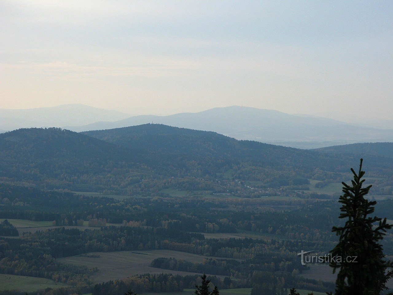 Slepíčí hory de Kráví hora (Kleť ao fundo)