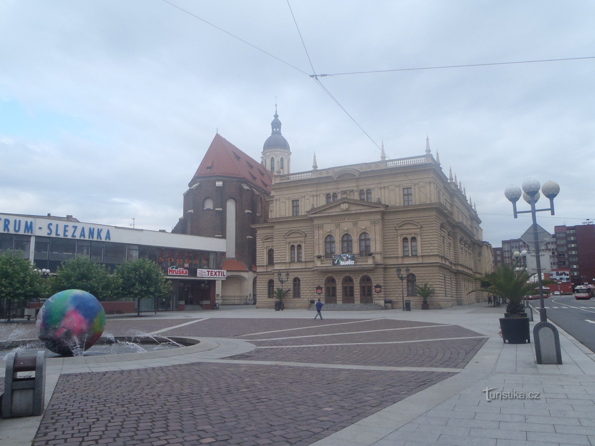 Teatro da Silésia de longe