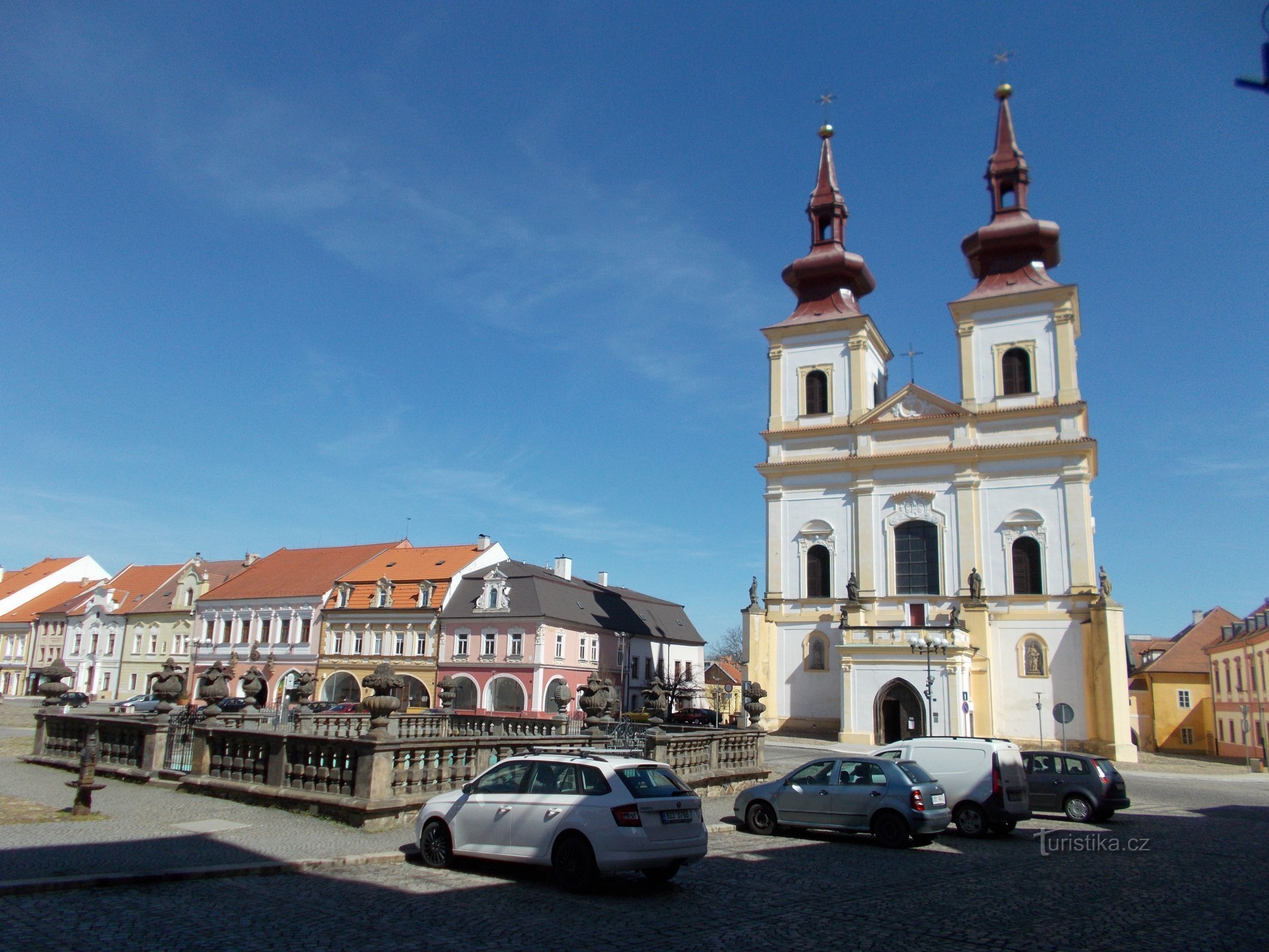 Šlikovský lampi Pyhän taivaaseenastumisen kirkon edessä. Kriisi
