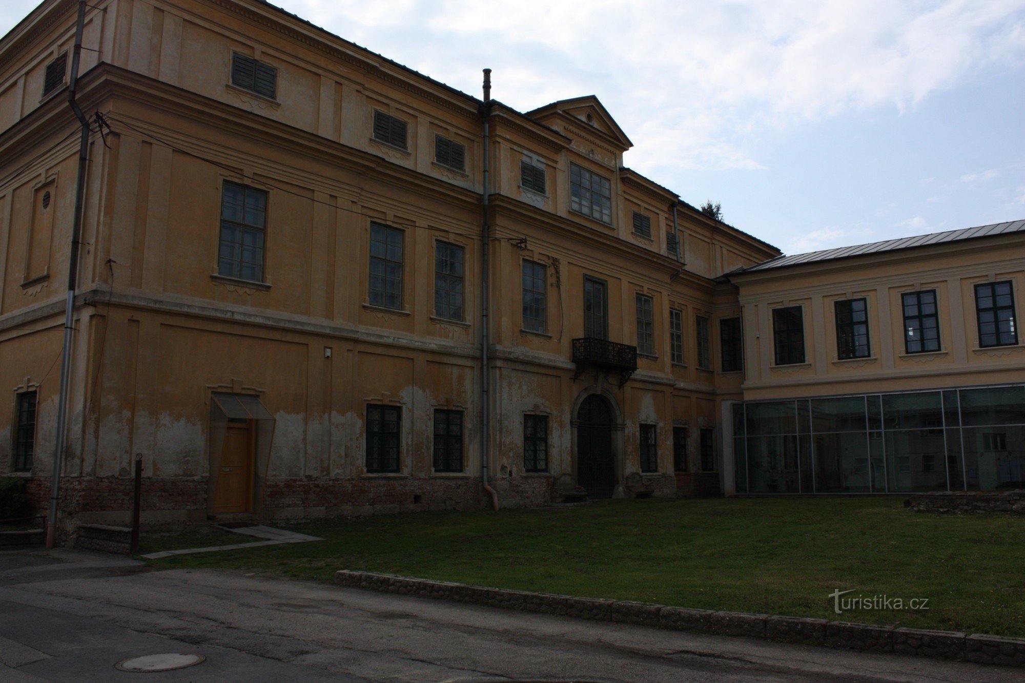 Stilistische Kontraste des ursprünglich barocken Schlosses in Vyšovice