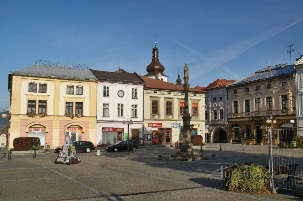 Die Säule ist das dominierende Merkmal der NW-Seite des Platzes