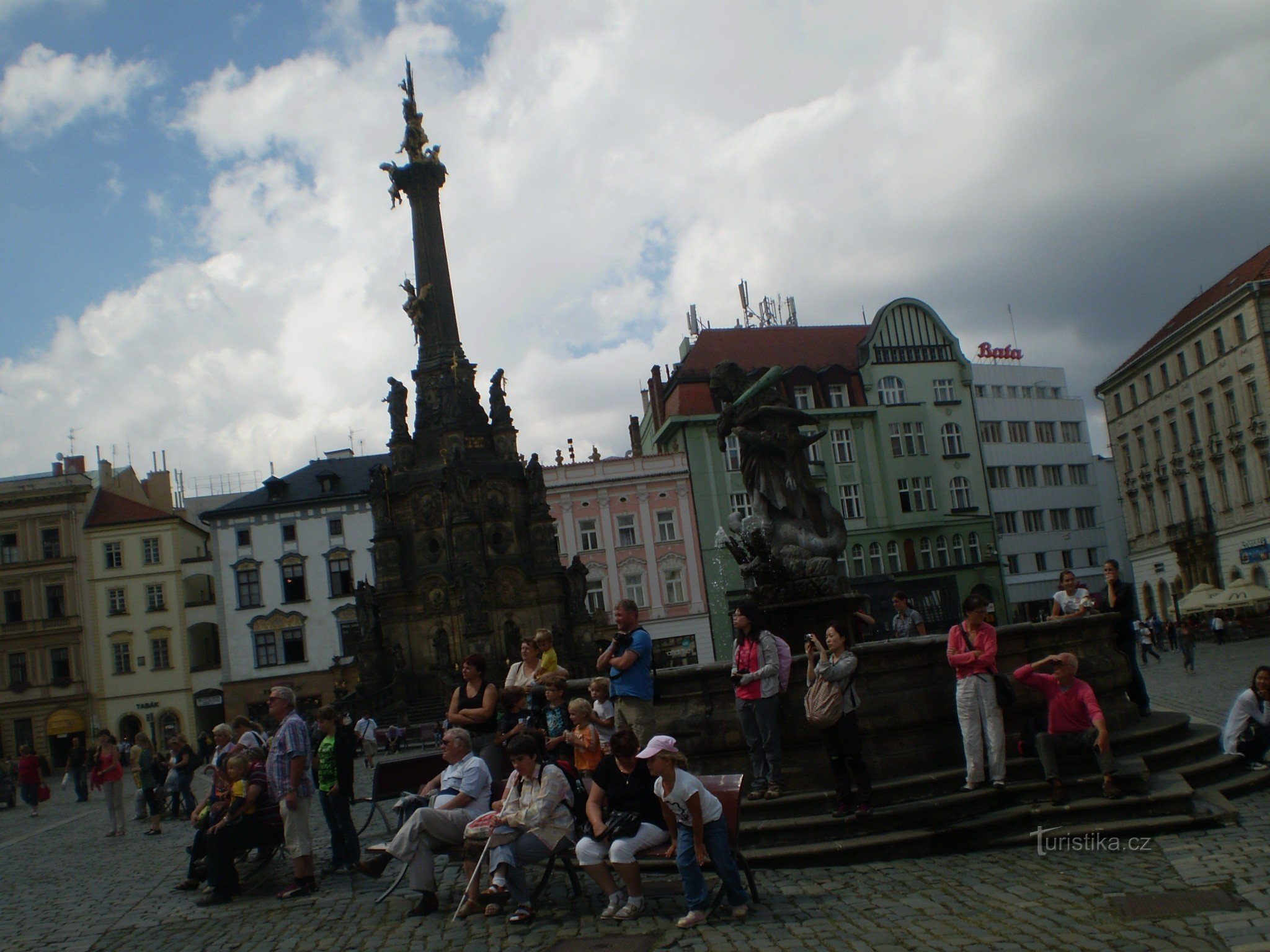 Die Säule der Heiligen Dreifaltigkeit und der Herkulesbrunnen