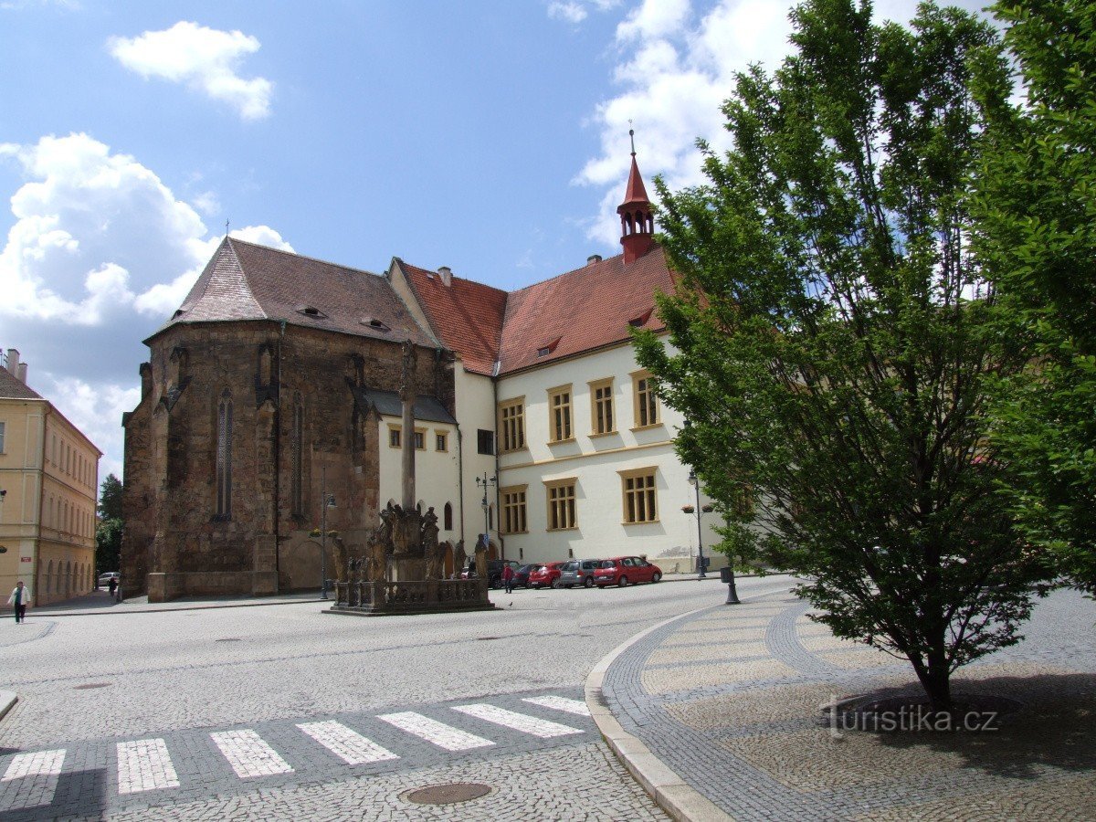 Sloup Nejsvětější trojice na náměstí 1.máje