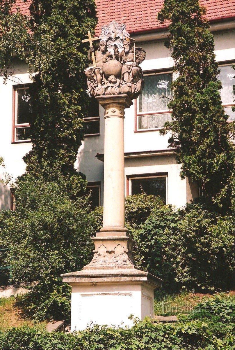 columna de la Santísima Trinidad cerca de la iglesia