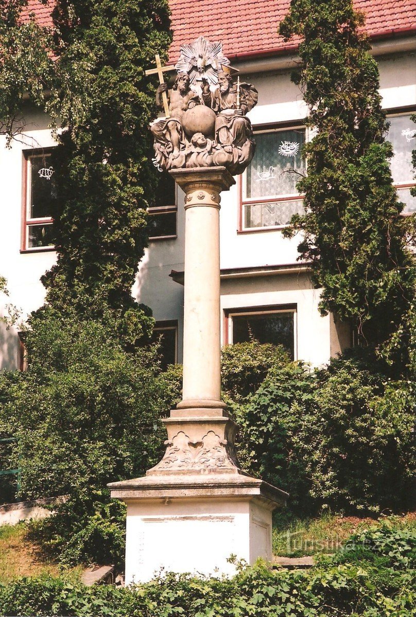 colonna della Santissima Trinità vicino alla chiesa