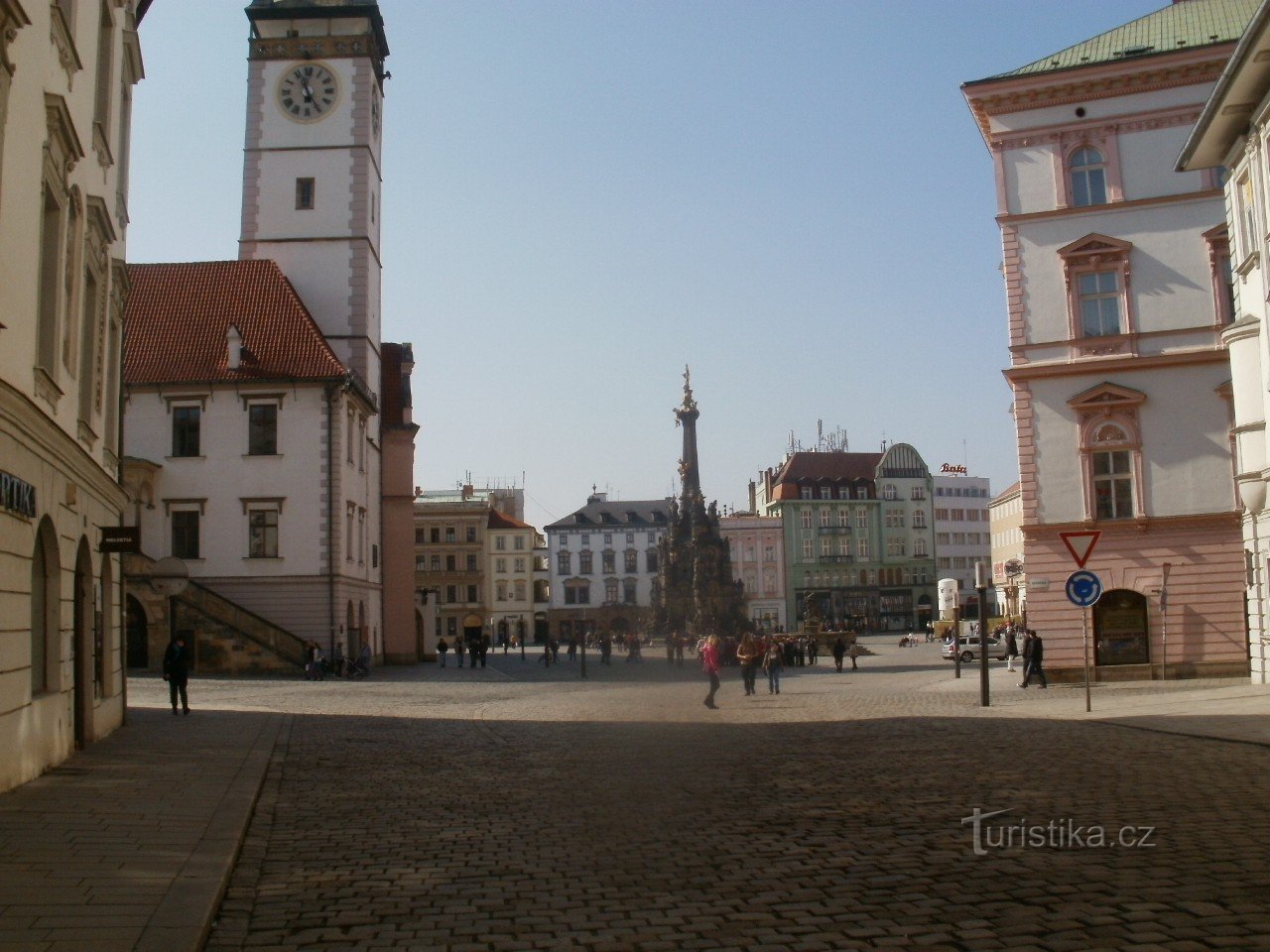 Sloup Nejsvětější Trojice z dálky 1