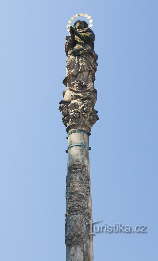 La colonne avant la réparation a été abattue avec des bandes métalliques