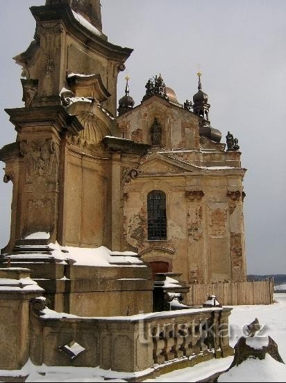 Columna con una iglesia