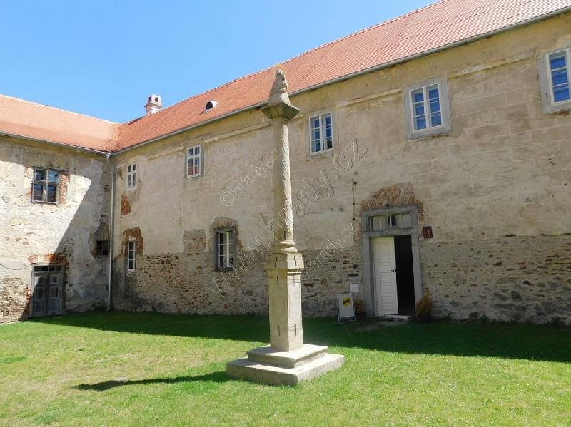 sloup se sochou Madony