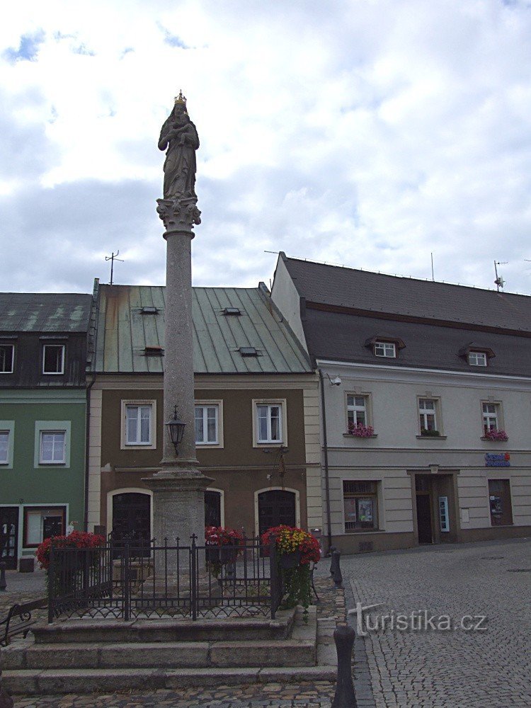 Eine Säule mit einer Statue der Jungfrau Maria