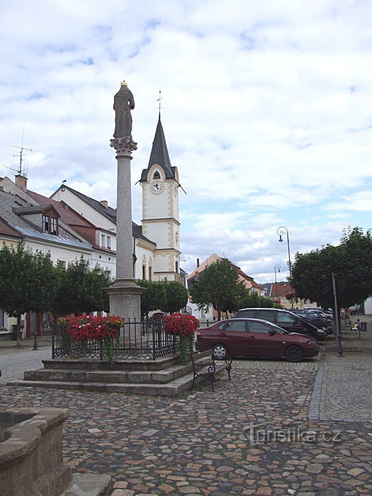 O coloană cu o statuie a Fecioarei Maria