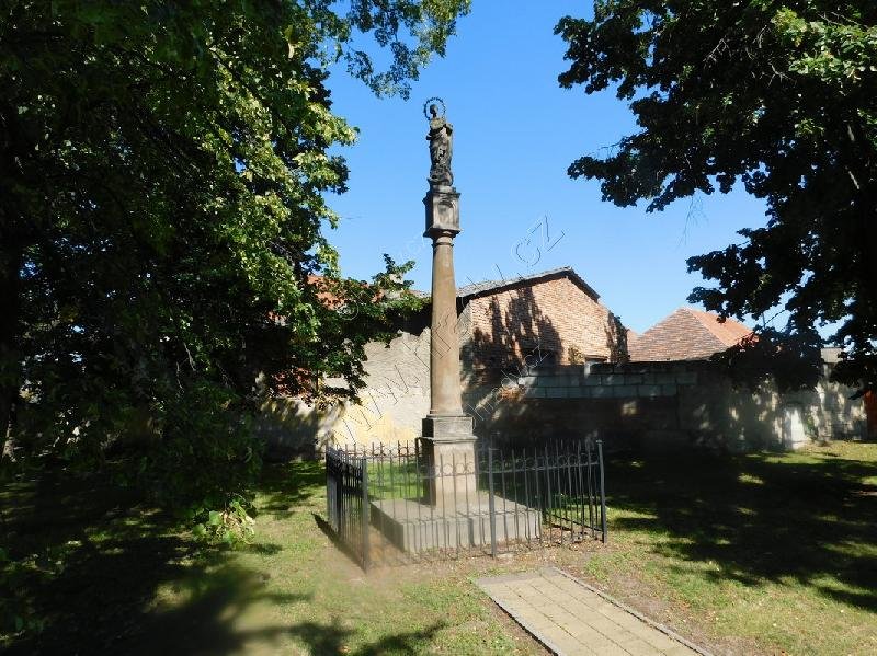 sloup se sochou Panny Marie