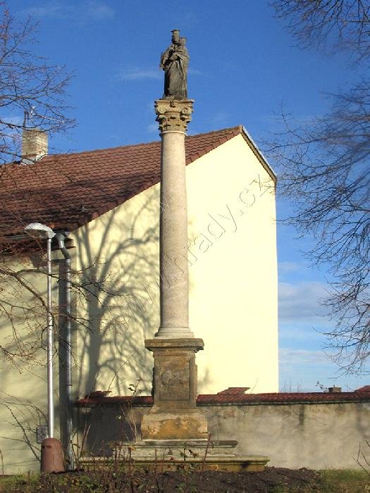 sloup se sochou Panny Marie