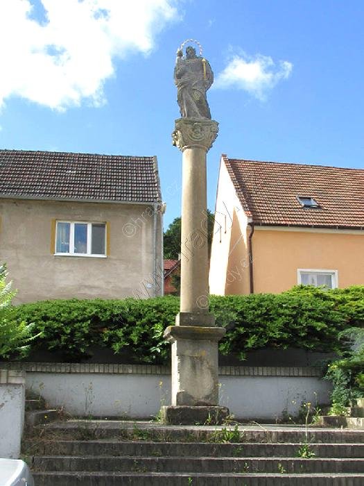 sloup se sochou Panny Marie