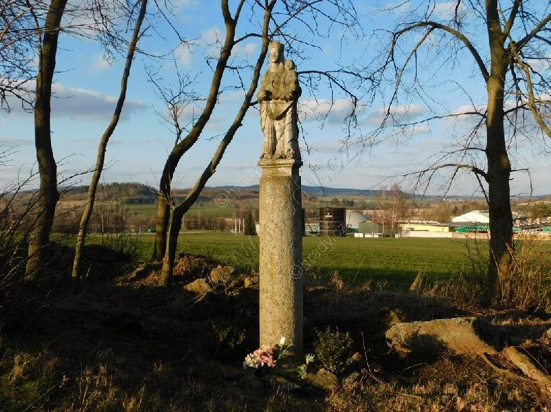 sloup se sochou Panny Marie