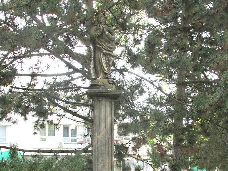 sloup se sochou Panny Marie