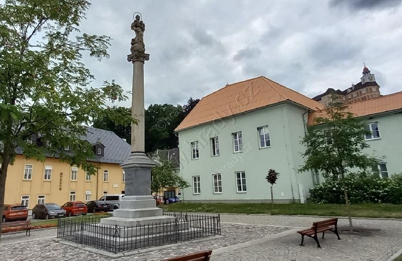 sloup se sochou Panny Marie