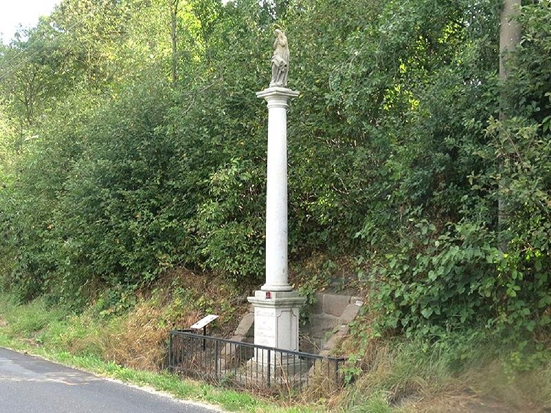 sloup se sochou Panny Marie