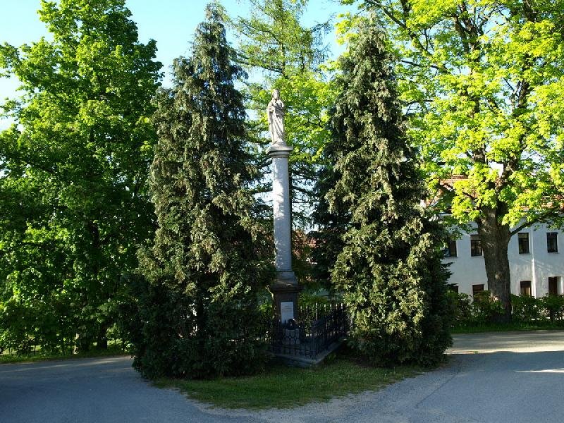 sloup se sochou Panny Marie