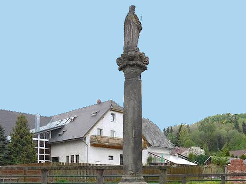 sloup se sochou Panny Marie