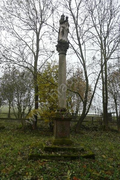 sloup se sochou Panny Marie