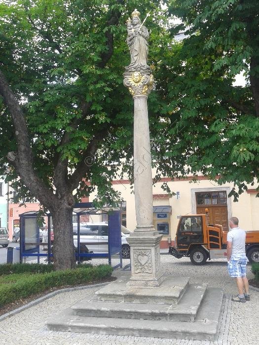 sloup se sochou Panny Marie