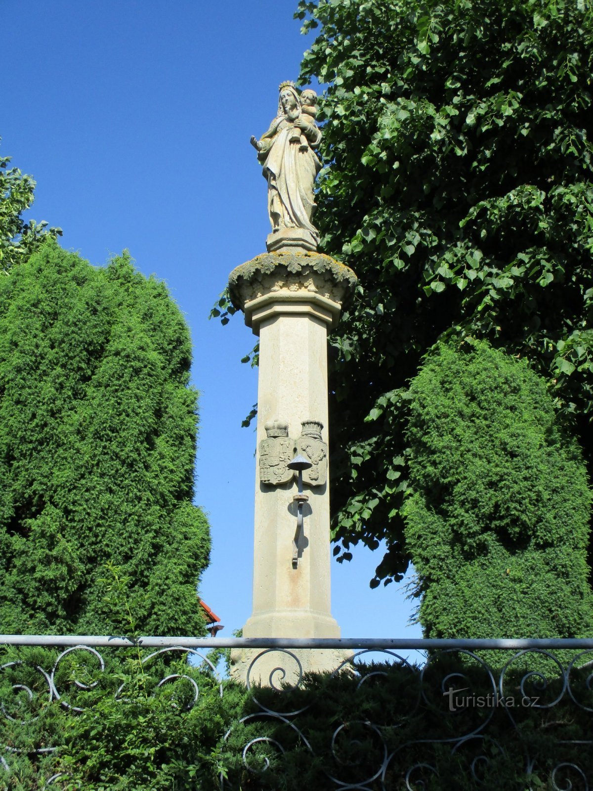 Pylväs, jossa on Neitsyt Marian patsas (Hrádek)