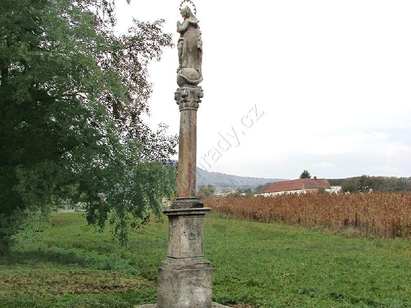 sloup se sochou Panny Marie (Immaculata)
