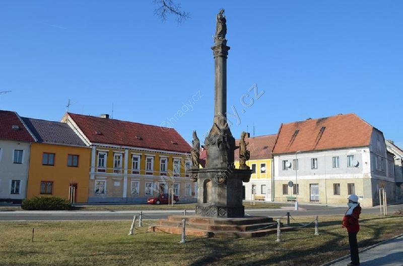 sloup se sochou Panny Marie (Immaculata)