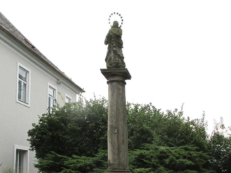 sloup se sochou Panny Marie Immaculaty