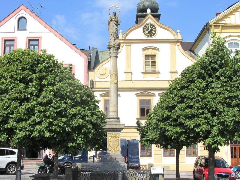 sloup se sochou Panny Marie Immaculaty