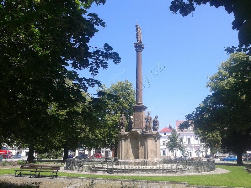 sloup se sochou Panny Marie Immaculaty