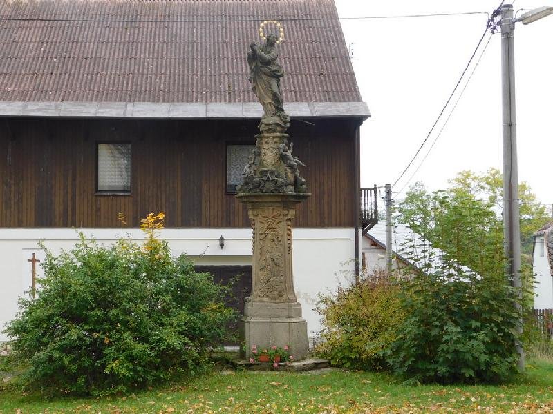 sloup se sochou  Panny Marie Neposkvrněného početí