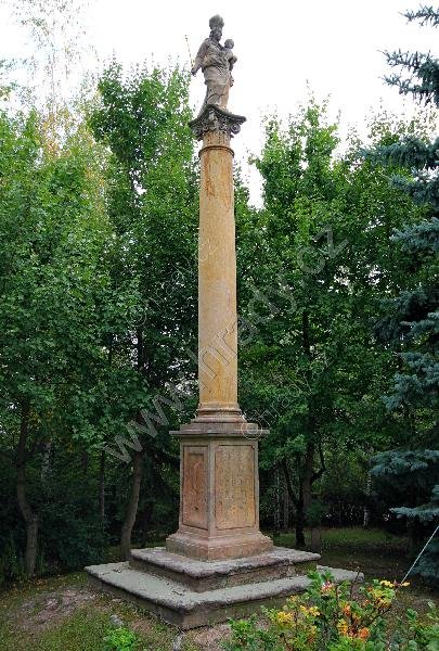 sloup se sochou Panny Marie s Ježíškem