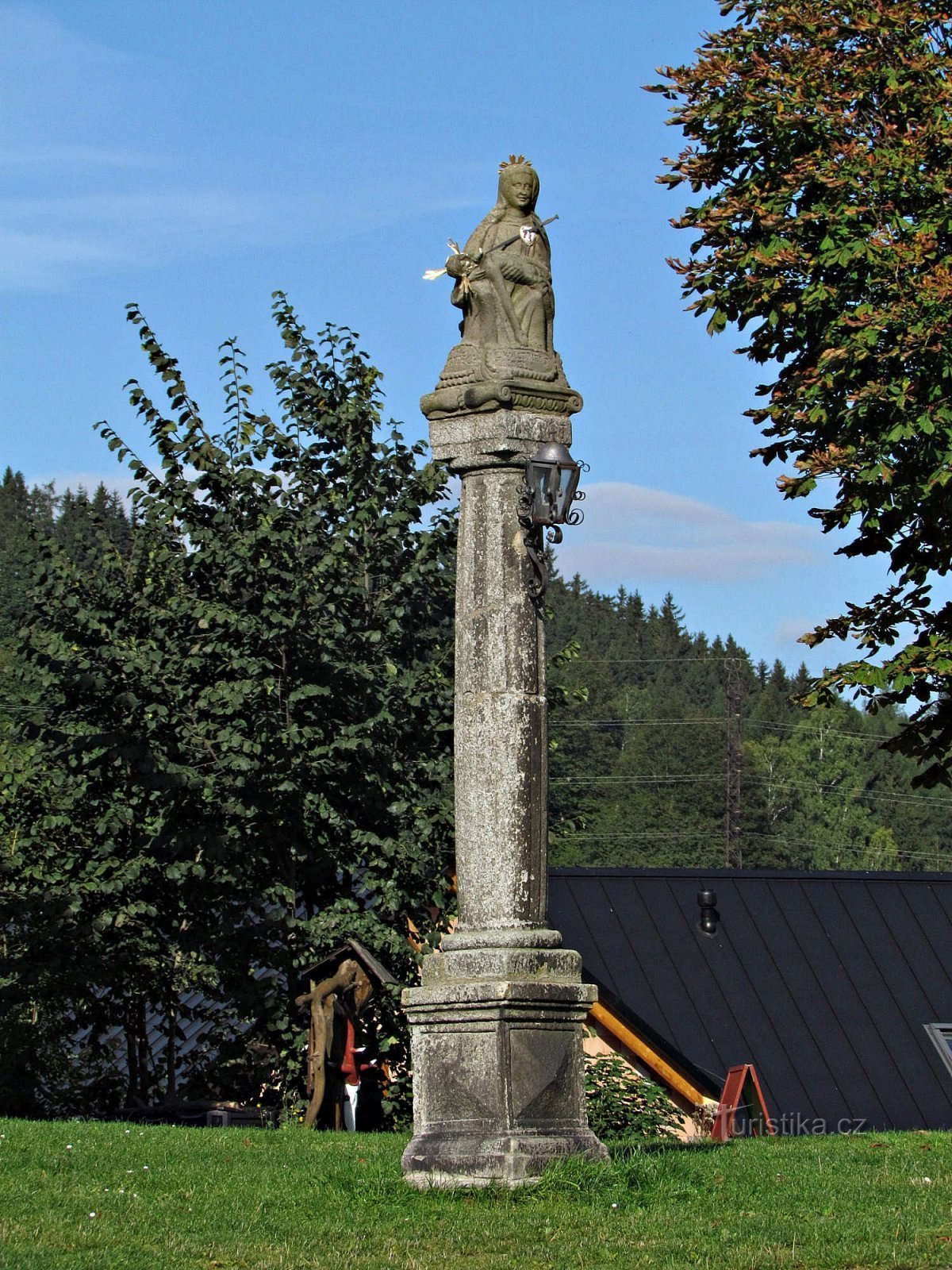 la colonne avec la statue de Pieta