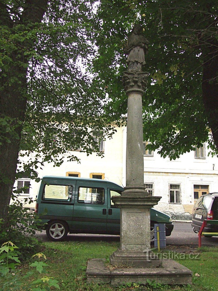 Een zuil met een standbeeld van St. Jan Nepomuck