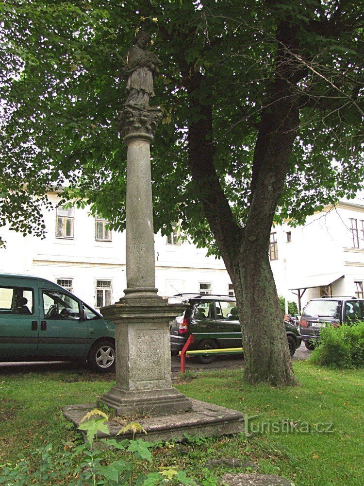 O coloană cu o statuie a Sf. Jan Nepomucký