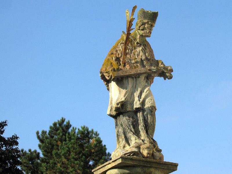 sloup se sochou sv. Jana Nepomuckého