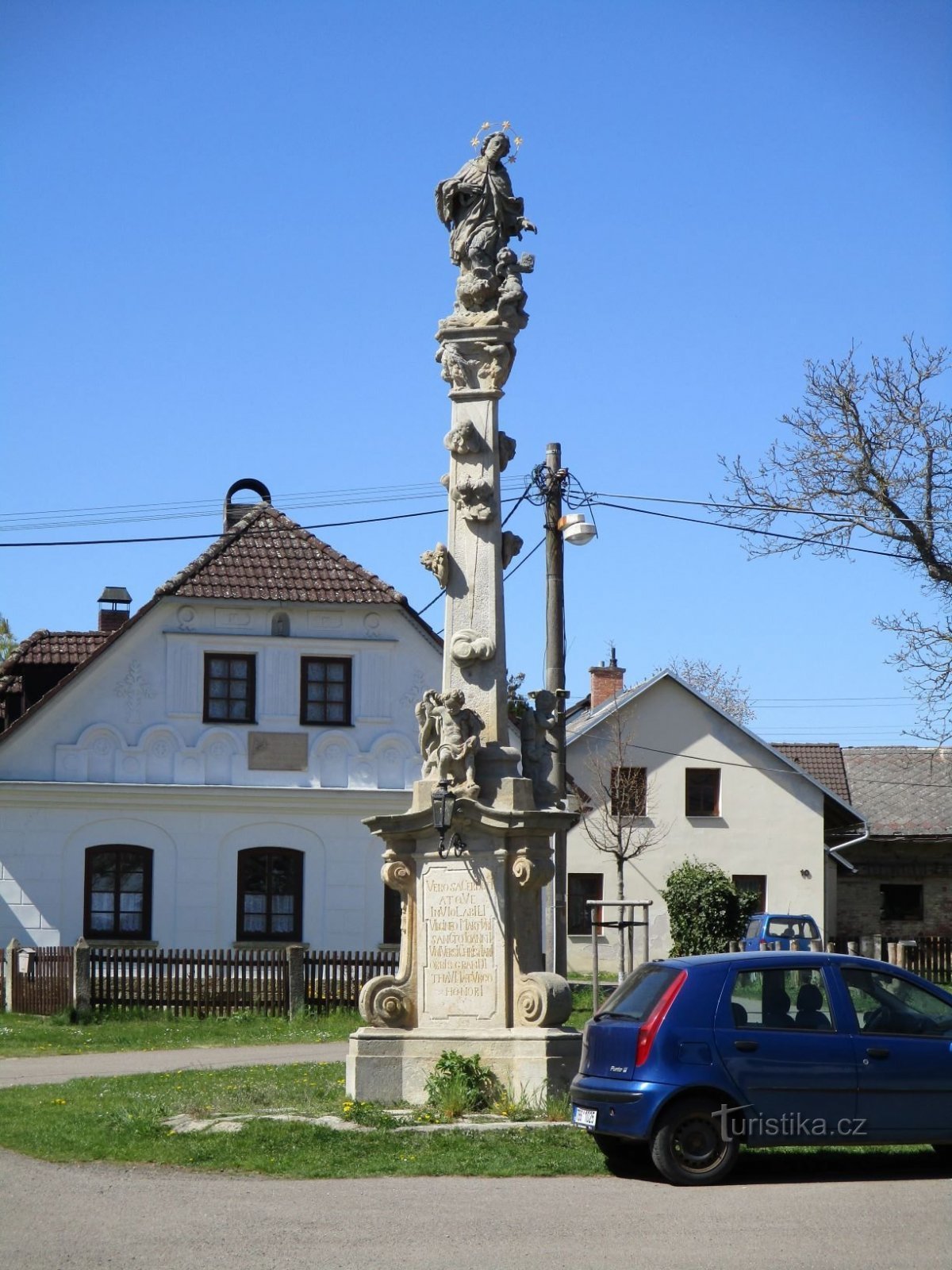 En kolumn med en staty av St. Johannes av Nepomuck (Chotěborky, 20.4.2020 april XNUMX)