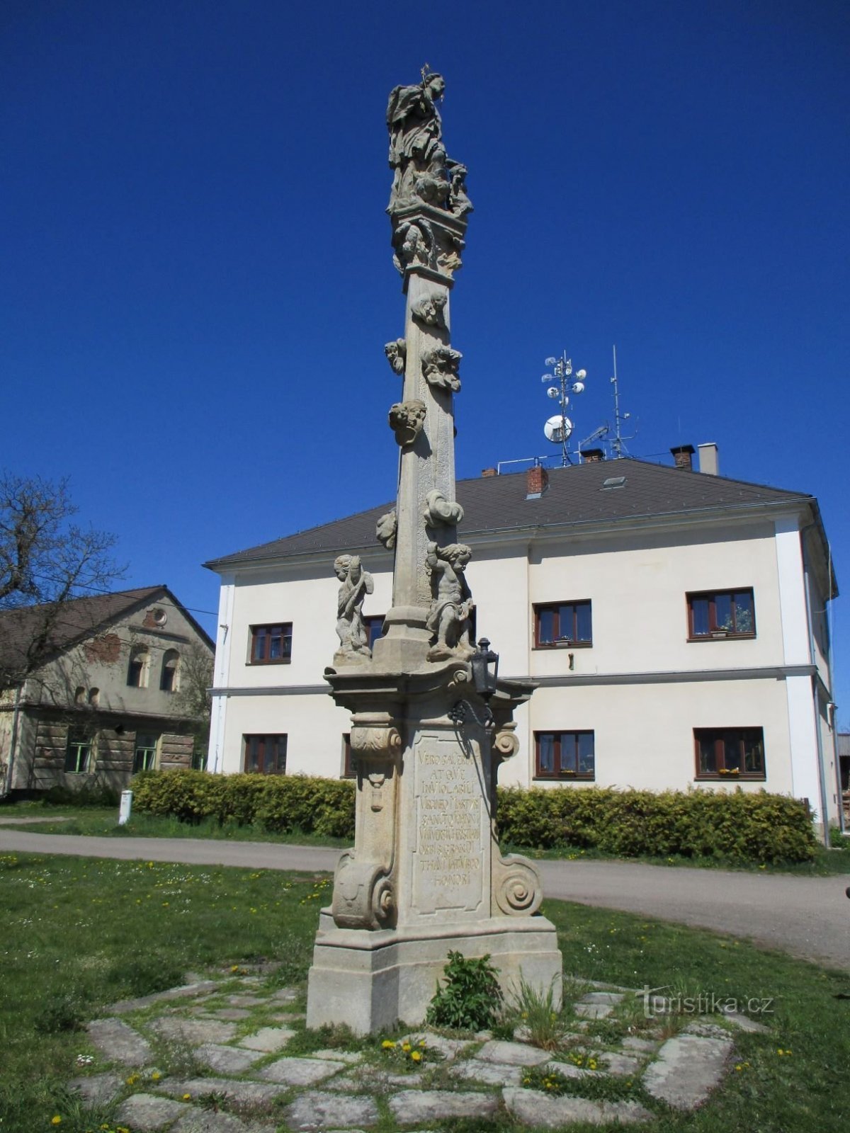 Pylväs, jossa on patsas St. Johannes Nepomuck (Chotěborky, 20.4.2020. huhtikuuta XNUMX)