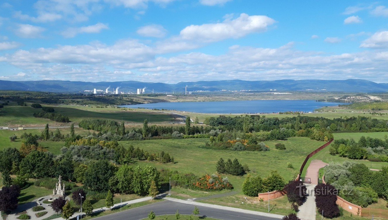 Stup s kipom provincijskih zaštitnika u gradu Mostu