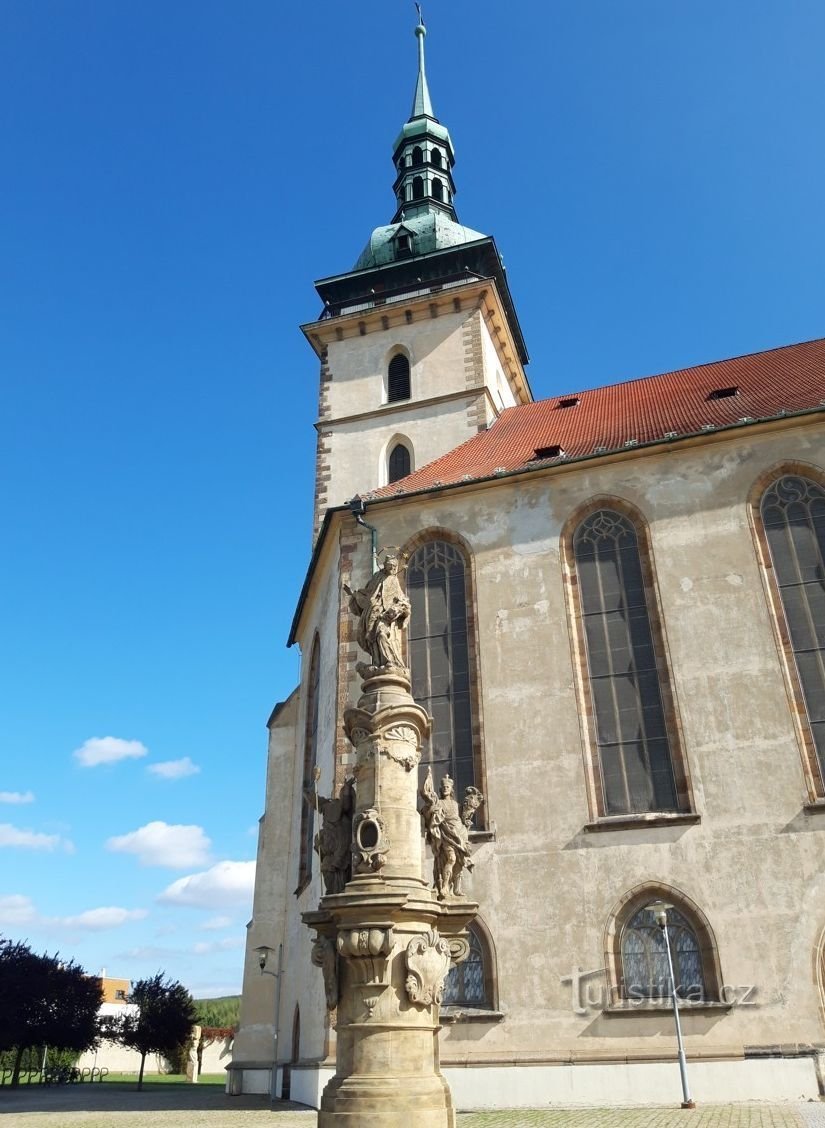 Uma coluna com uma estátua de patronos provinciais na cidade de Most