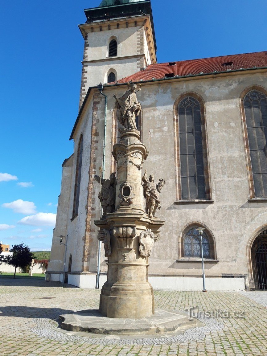 O coloană cu o statuie a patronilor provinciali în orașul Most