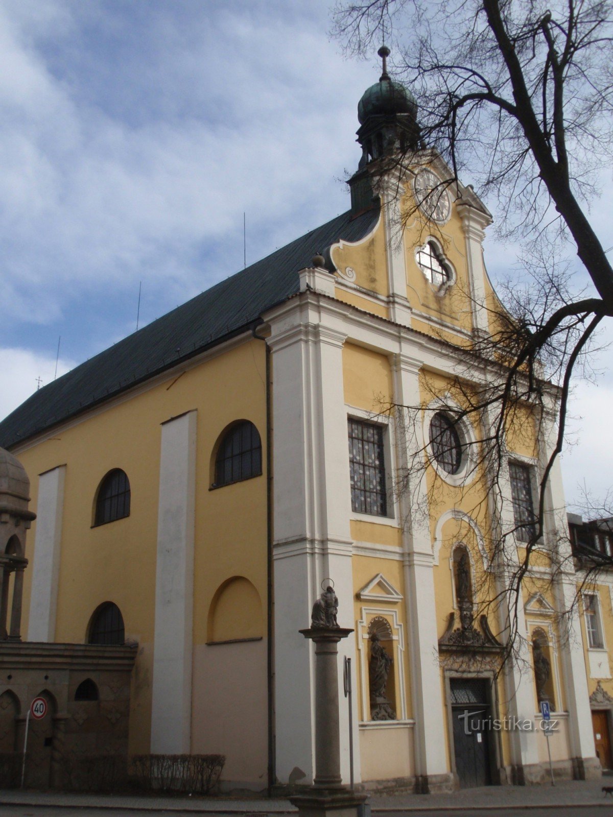 Una columna con una escultura del bautismo de Cristo en Havlíčková Brod