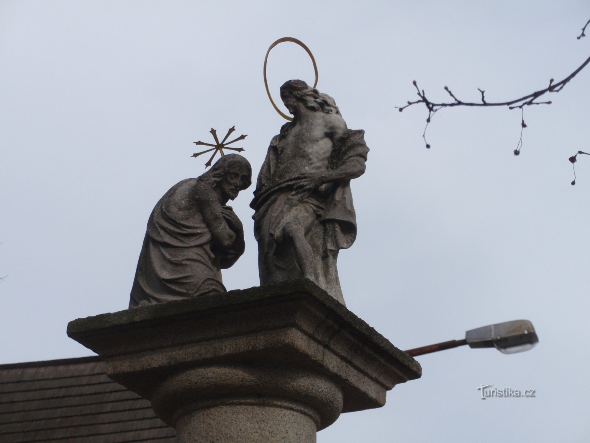 O coloană cu o sculptură a Botezului lui Hristos în Havlíčková Brod