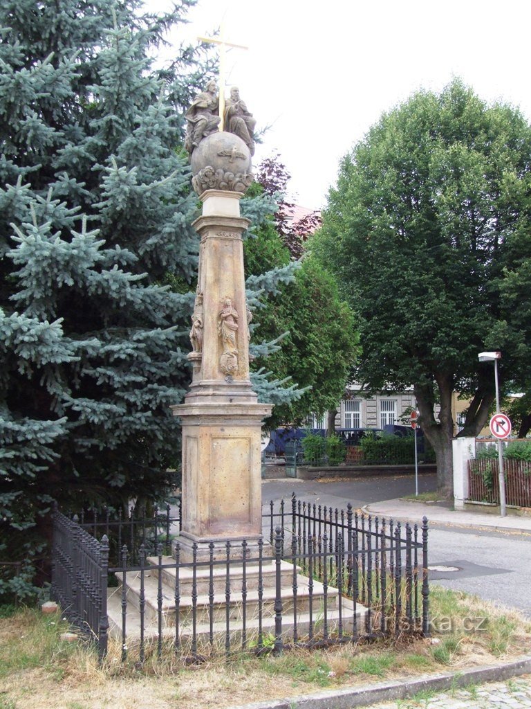 Uma coluna com uma estátua da Santíssima Trindade