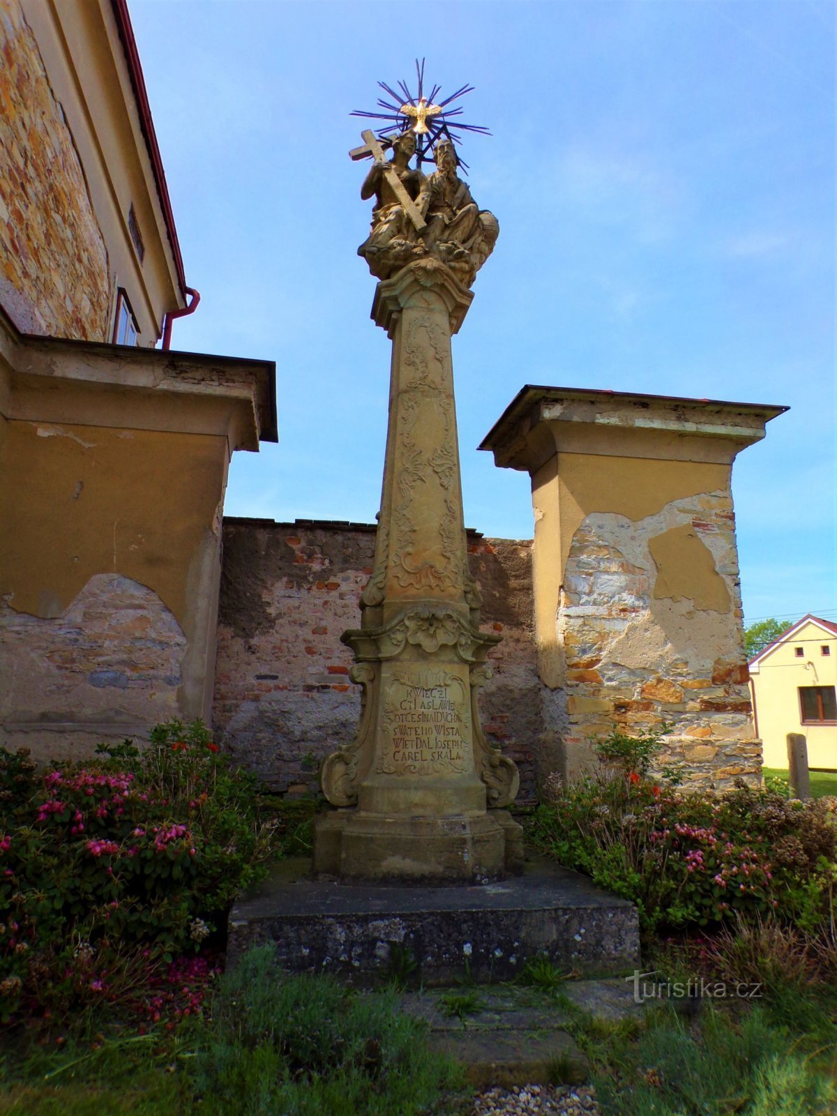 En søjle med en skulptur af den hellige treenighed i præstegården (Borohrádek, 20.5.2022/XNUMX/XNUMX)